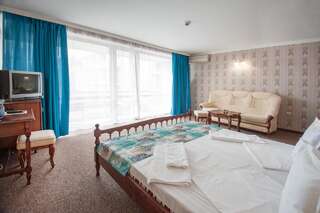 Отель Mercury Hotel-Premium All Inclusive Солнечный Берег Двухместный номер с 1 кроватью или или 2 отдельными кроватями (для 2 взрослых и 2 детей)-2